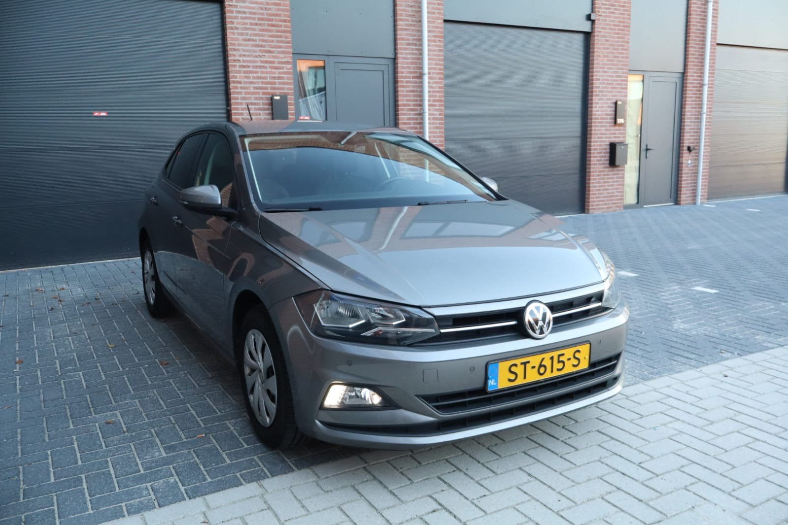 Volkswagen Polo 1.0 TSI 70KW 5D BMT handschakel 2018 Grijs, Voorwielaandrijving, Zwart, 23 km/l, Origineel Nederlands