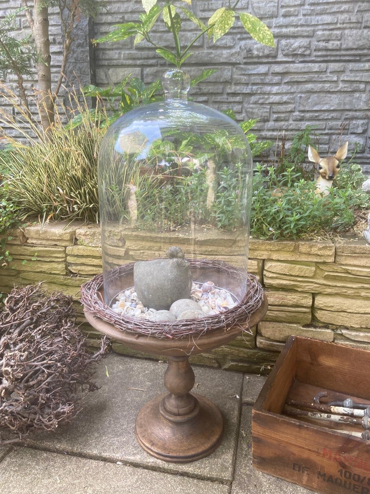 stenen kipje op houten etagere, Glas, Ophalen of Verzenden, Gebruikt, Inclusief decoratie