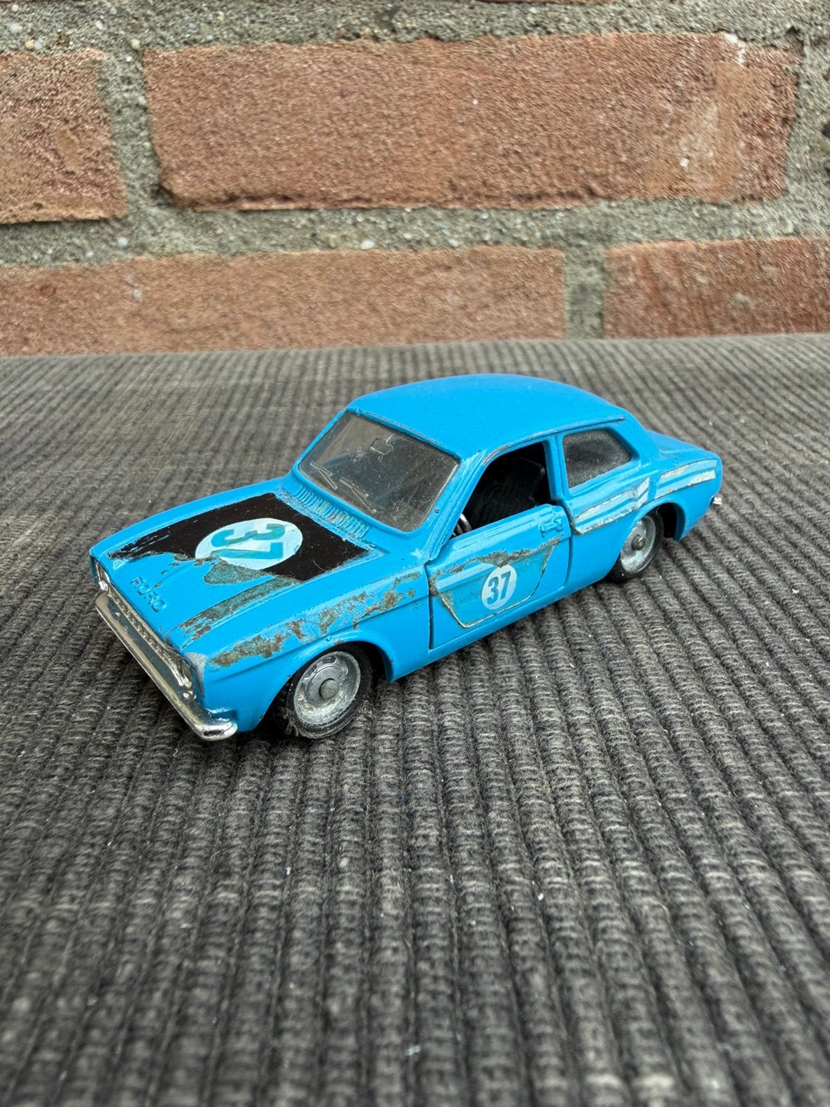 1:43 Mebetoys 8551 Ford Escort, Hobby en Vrije tijd, Ophalen of Verzenden, Gebruikt, Auto, Overige merken
