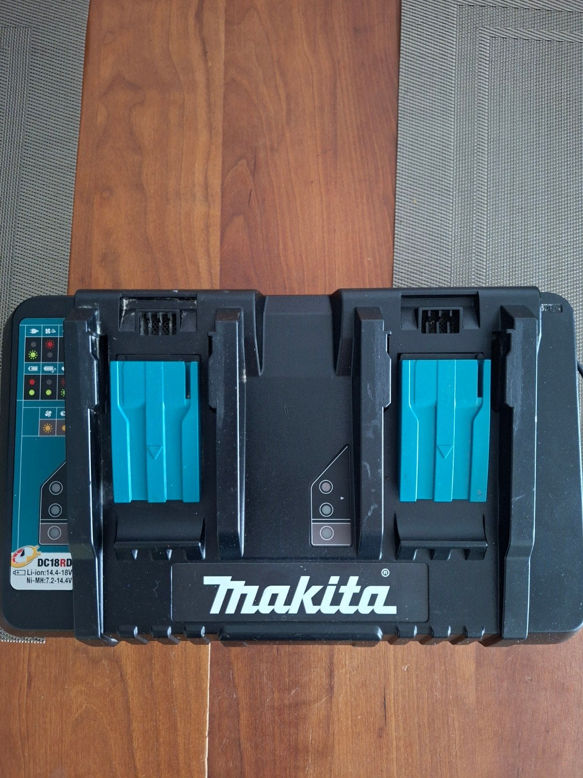 Makita DC18RD Dubbel Snellader, Ophalen, Zo goed als nieuw