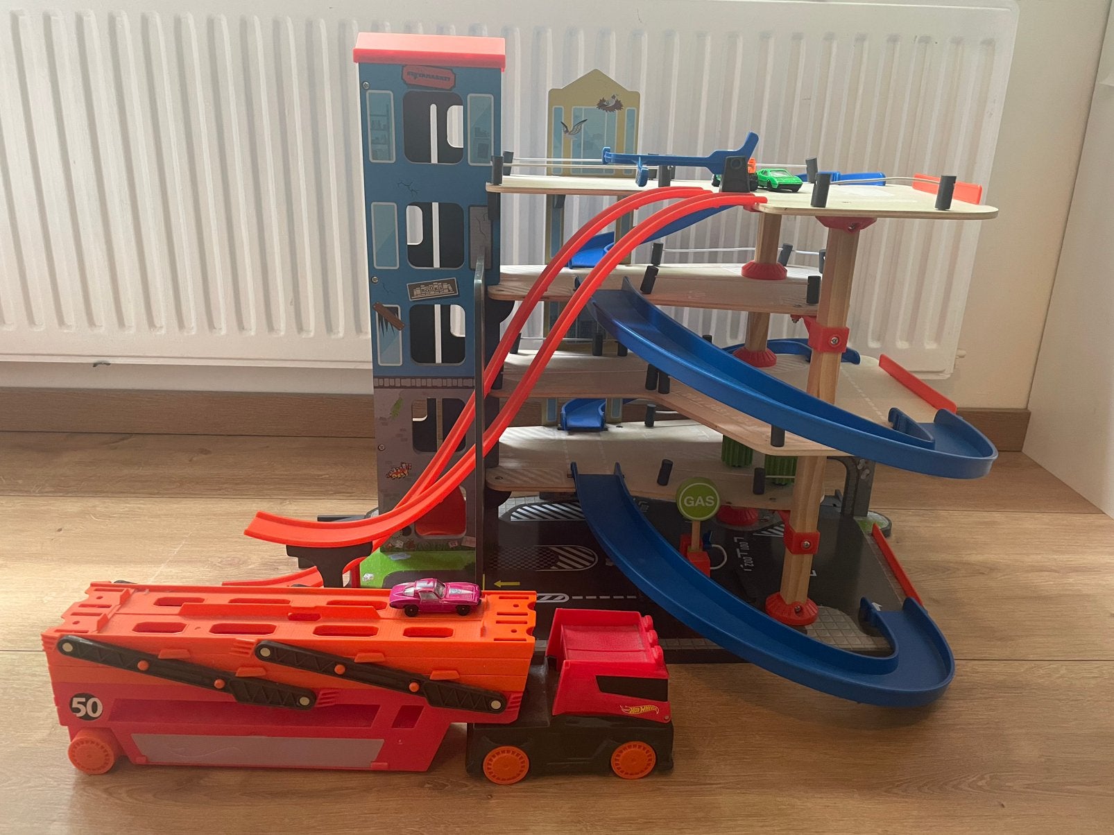 Autogarage en hotwheels transporter, Ophalen, Gebruikt