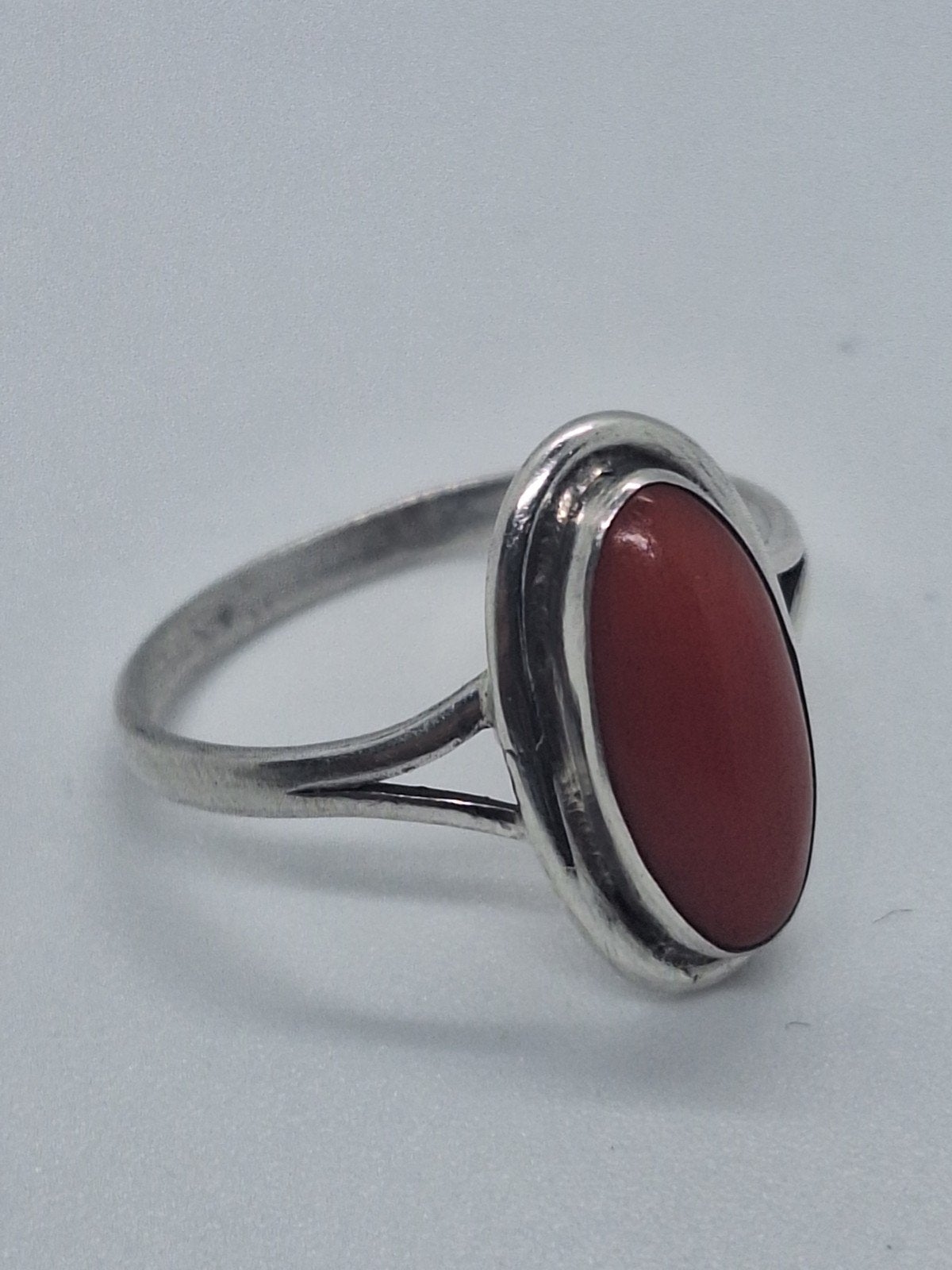 Antieke zilveren ring met bloedkoraal, maat 19, Gebruikt, 19 tot 20, Ophalen of Verzenden, Met edelsteen