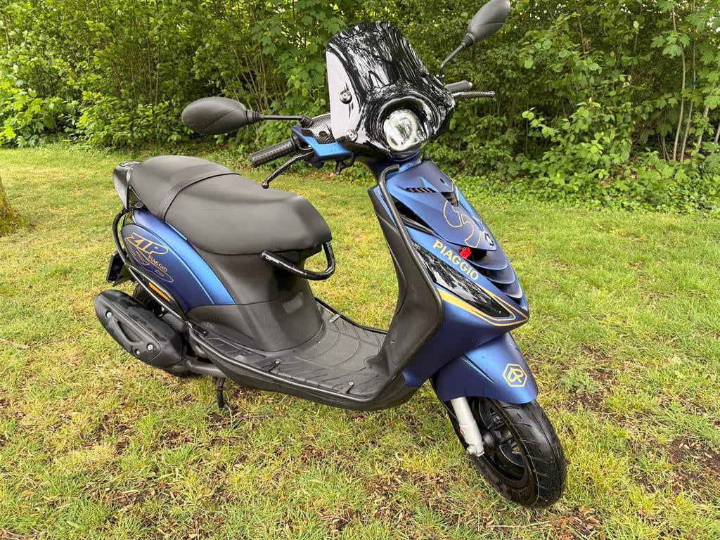 piaggio zip scooter 2023 (goude stickers zijn verwijderbaar), Ophalen, Zip, Zo goed als nieuw, Benzine