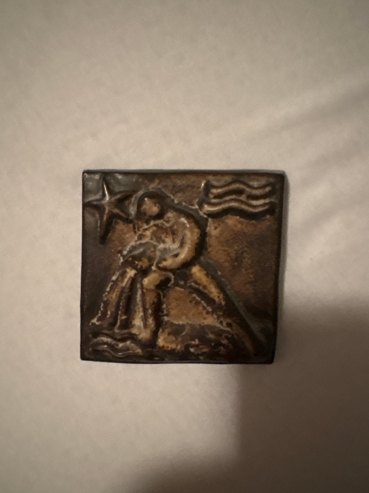 Vintage bronzen tegel met Waterman sterrenbeeld, Ophalen of Verzenden