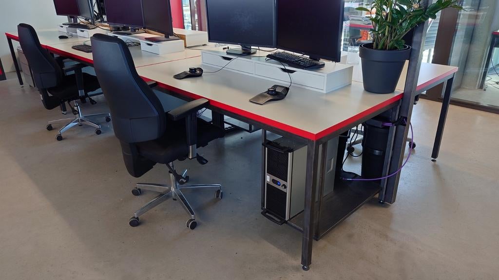 24 stuks bureau met stalen onderstel, PC rek, kabelgoot, Ophalen, In hoogte verstelbaar, Gebruikt