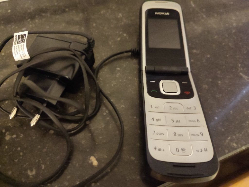Nokia 2720 uitklapbare gsm met oplader, Ophalen, Gebruikt, Geen camera, Zwart