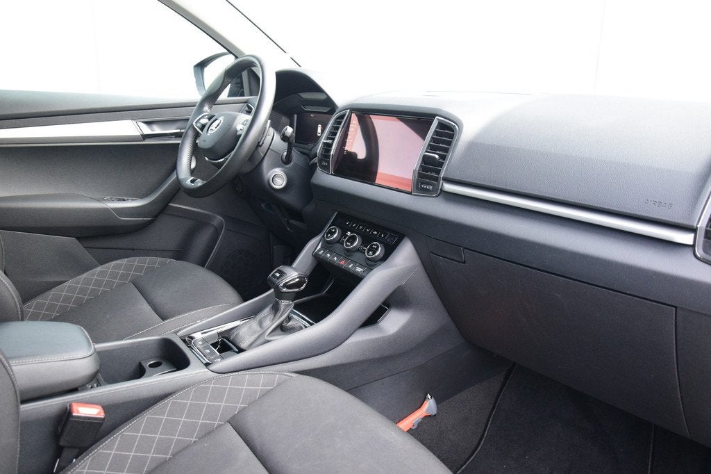 Skoda Karoq 1.5 TSI ACT Business Edition Digi/Cockpit Navi/D, Stof, 4 cilinders, Automatische klimaatregeling, Zwart