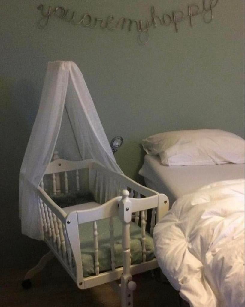 Houten schommelwieg met hemeltje en beddengoed, Kinderen en Baby's, Babywiegjes en Ledikanten, Ophalen, Zo goed als nieuw, Wieg