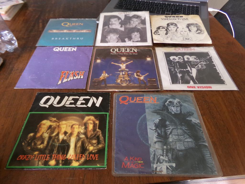 Verzameling van 8 singles van Queen - Zie de foto's, Ophalen of Verzenden, Gebruikt, Pop