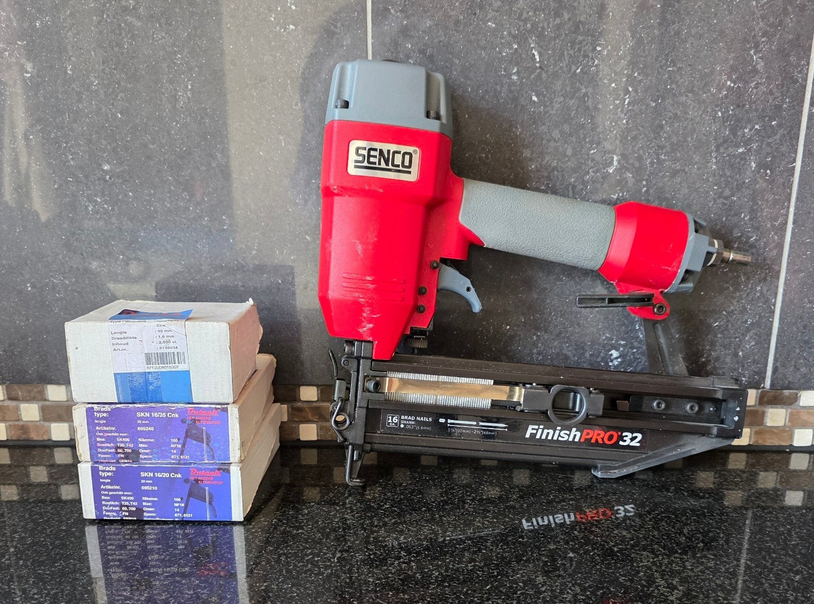 Senco FinishPRO 32 spijkerpistool op lucht met spijkers, Ophalen of Verzenden, Gebruikt