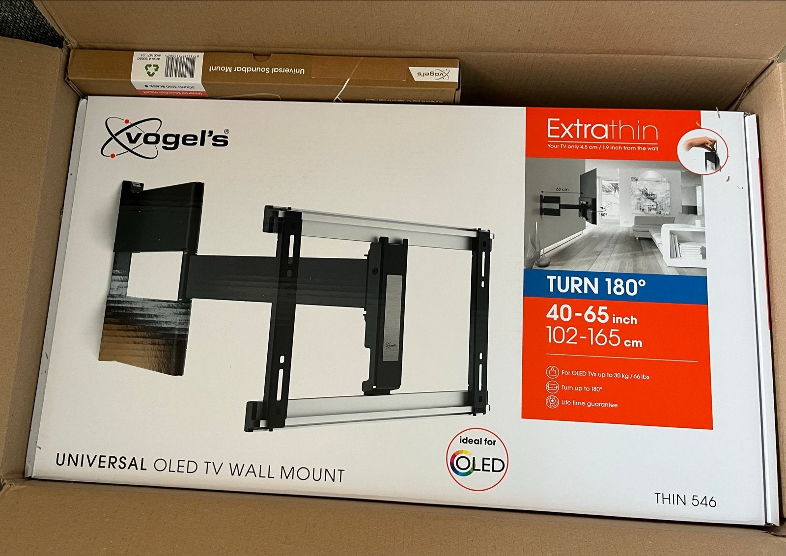 Foto 2 van Vogel's THIN 546 Draaibare TV Beugel voor OLED TV's