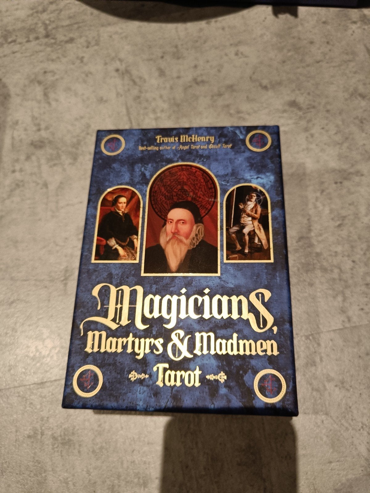 Magicians, Martyrs & Madmen Tarot - Travis McHenry, Boeken, Ophalen of Verzenden, Zo goed als nieuw, Tarot of Kaarten leggen, Achtergrond en Informatie