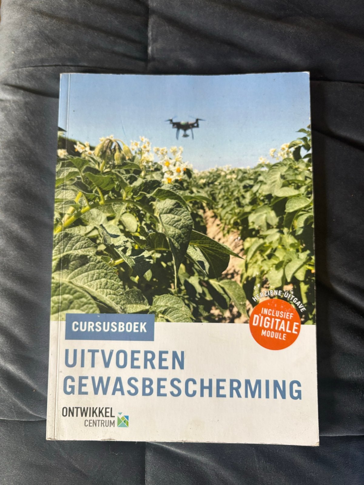 Cursusboek Uitvoeren Gewasbescherming - Ontwikkelcentrum, Ophalen, Beta, Zo goed als nieuw, MBO