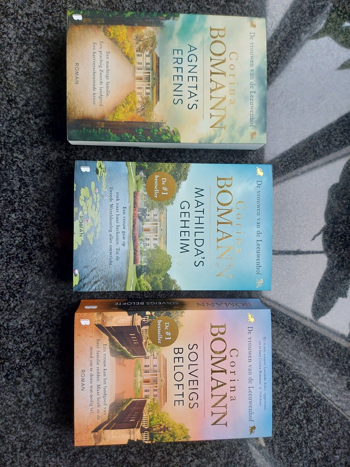 Corina Bomann - De vrouwen van de Leeuwenhof (3 boeken), Boeken, Ophalen of Verzenden, Zo goed als nieuw, Corina Bomann, Nederland