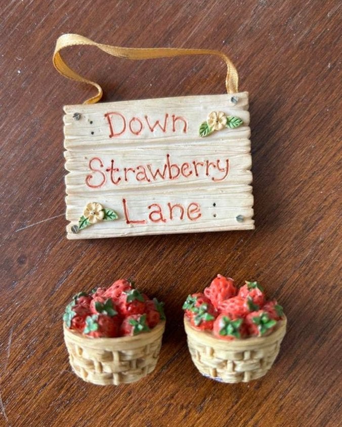 Cherished Teddies 1995 'Down Strawberry Lane', Verzamelen, Beren en Cherished Teddies, Ophalen of Verzenden, Zo goed als nieuw