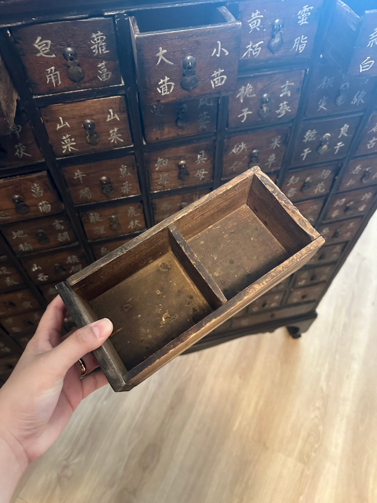 Oud Koreaans apothekers kruiden kastje, Ophalen