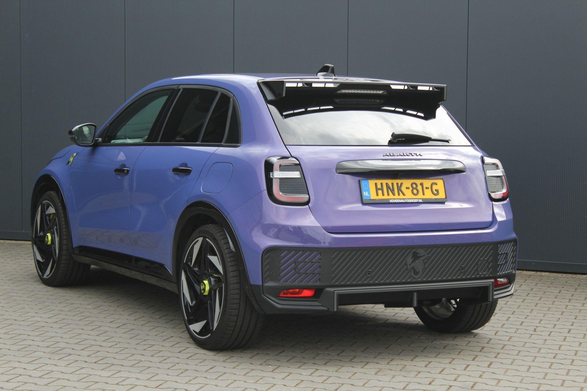 Abarth 600e Abarth Scorpionissima 54 kWh 282PK | Fabrieksgar, 294 min, Zwart, Overige kleuren, Origineel Nederlands