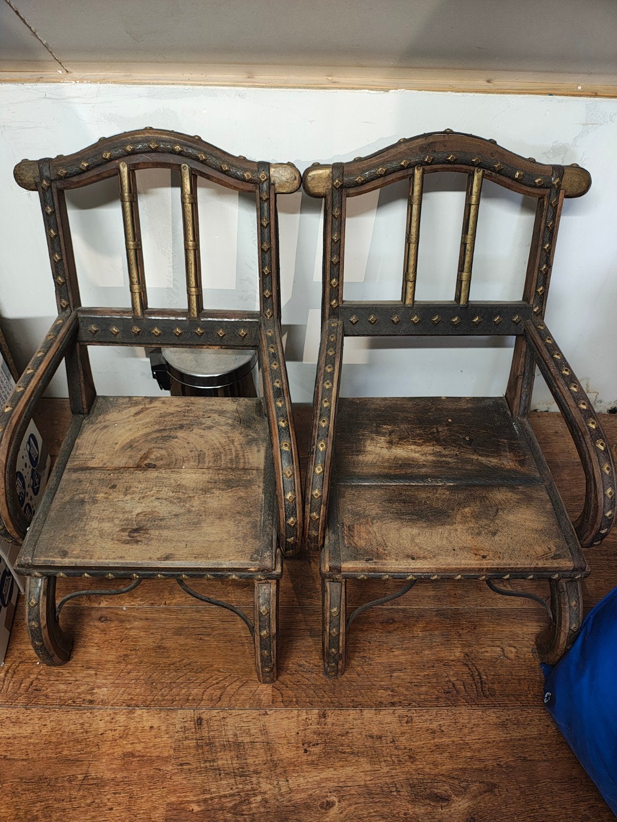 2 Teakhouten Kinderstoelen met Mooi Beslag - Zware Kwaliteit, Antiek en Kunst, Antiek | Meubels | Stoelen en Banken, Ophalen