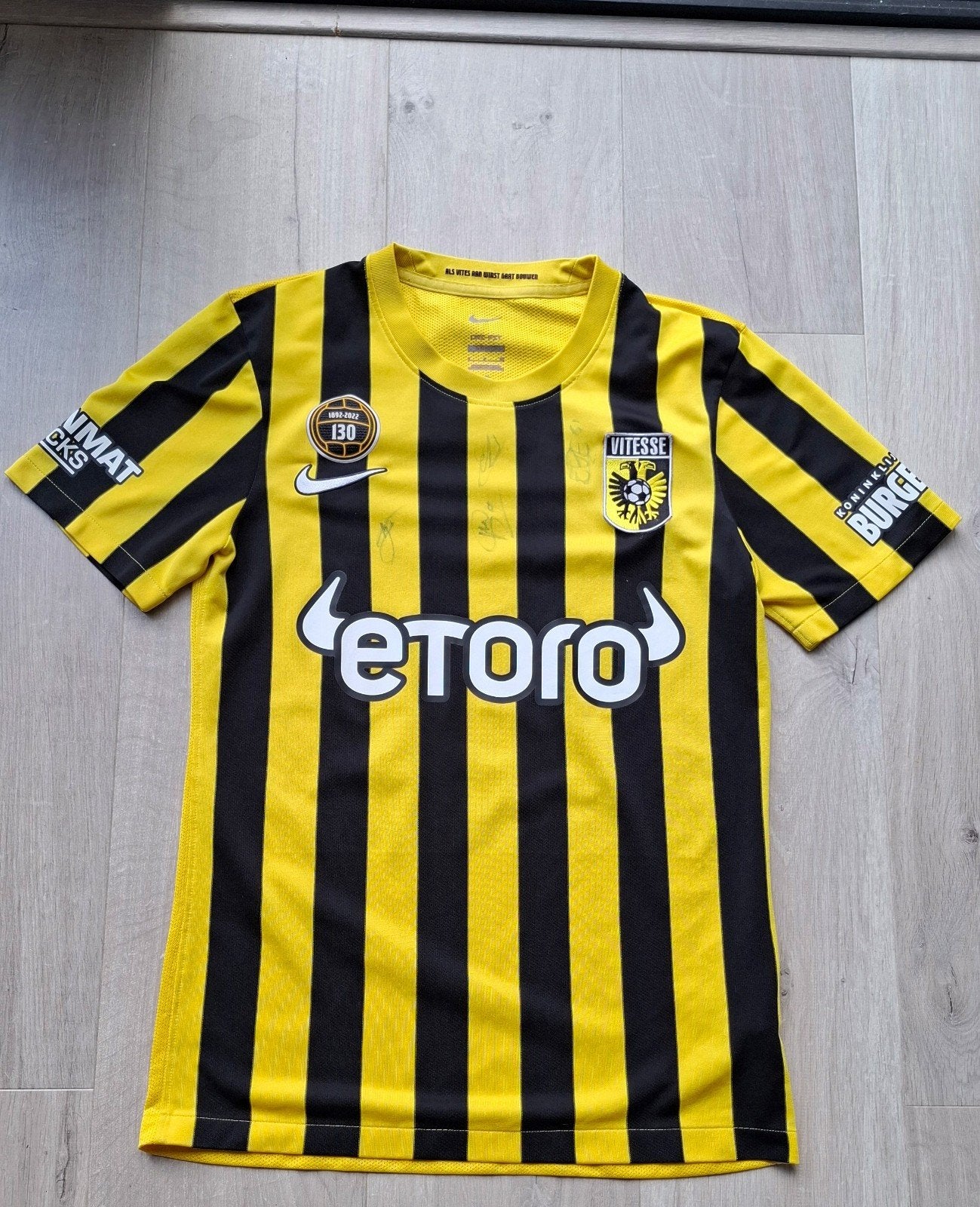 Vitesse 130 Jaar Jubileumshirt met handtekeningen, Verzamelen, Ophalen of Verzenden, Zo goed als nieuw, Vitesse, Shirt