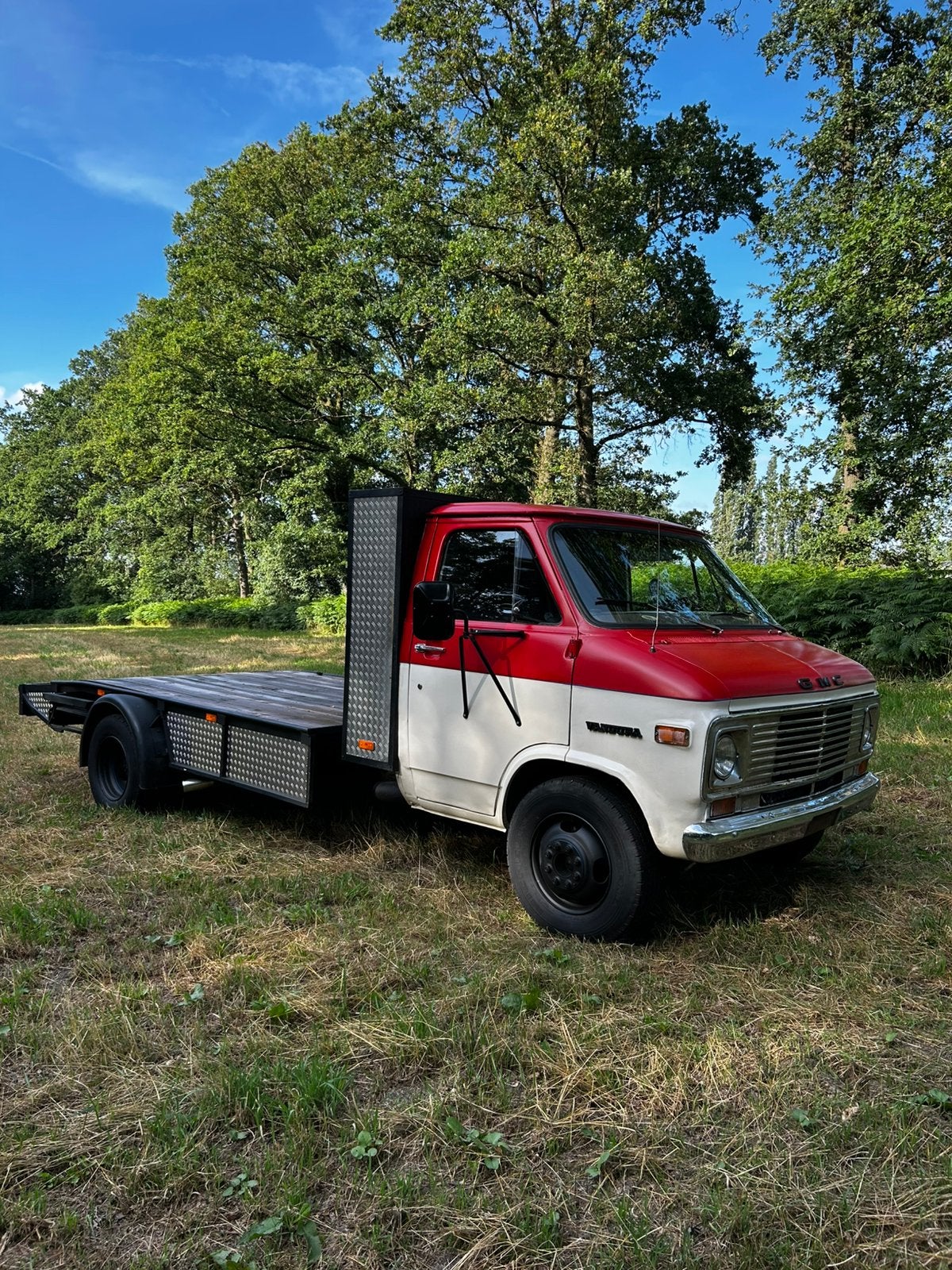 GMC Vandura Flatbed 350ci V8 1976, Auto's, Bestelauto's, Origineel Nederlands, Bedrijf, 2 stoelen, 2464 kg