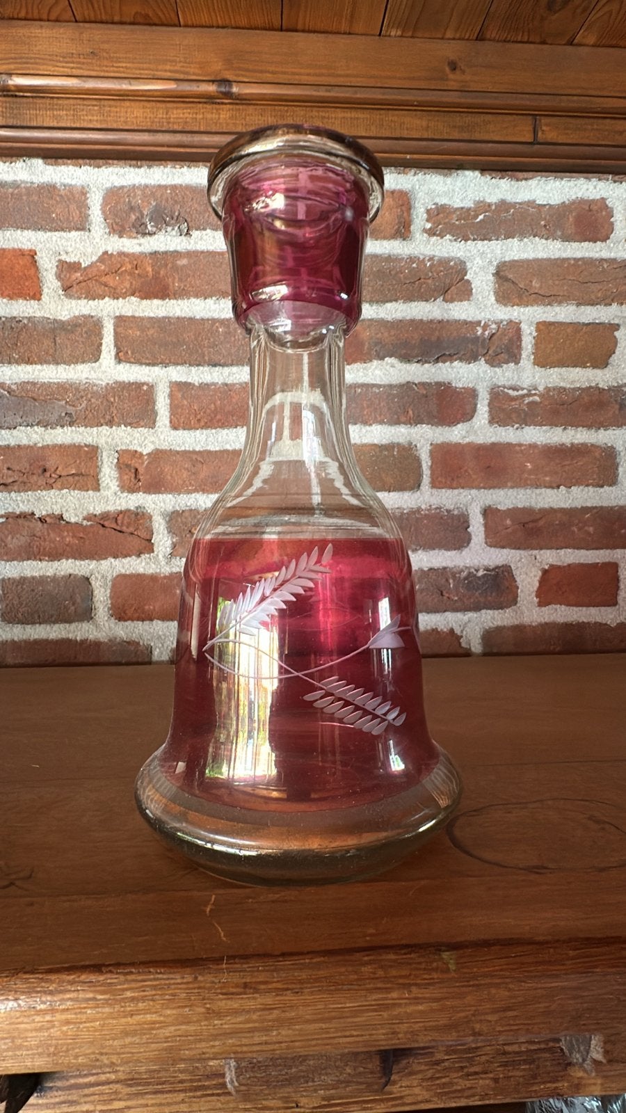Vintage glazen karaf met rood glas en graanmotief, Antiek en Kunst, Ophalen