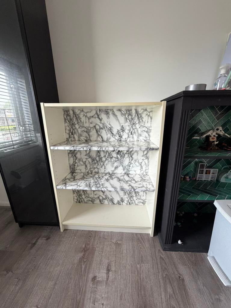 Witte boekenkast (verwijderbare)marmerlook folie–nette staat, Ophalen, Zo goed als nieuw, 25 tot 50 cm, 50 tot 100 cm