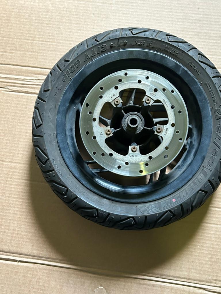 Voorband met velg voor Piaggio Fly - 120/70/12, Fietsen en Brommers, Brommeronderdelen | Scooters, Ophalen of Verzenden, Zo goed als nieuw