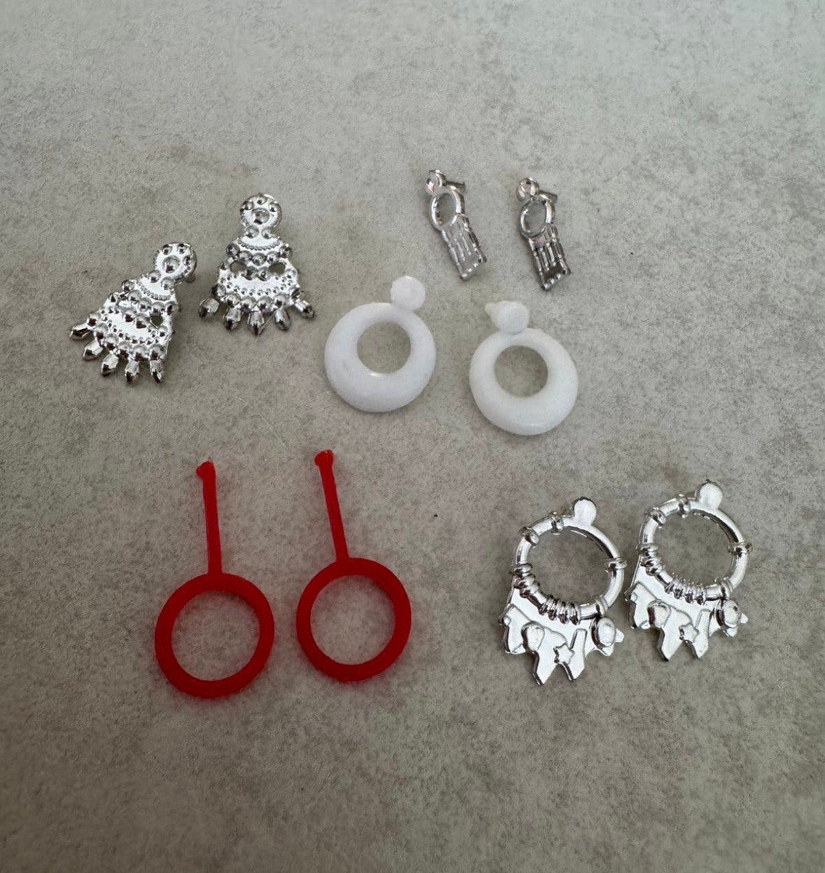 Barbie plastic oorbellen geen mattel, Verzamelen, Ophalen of Verzenden, Gebruikt, Accessoires