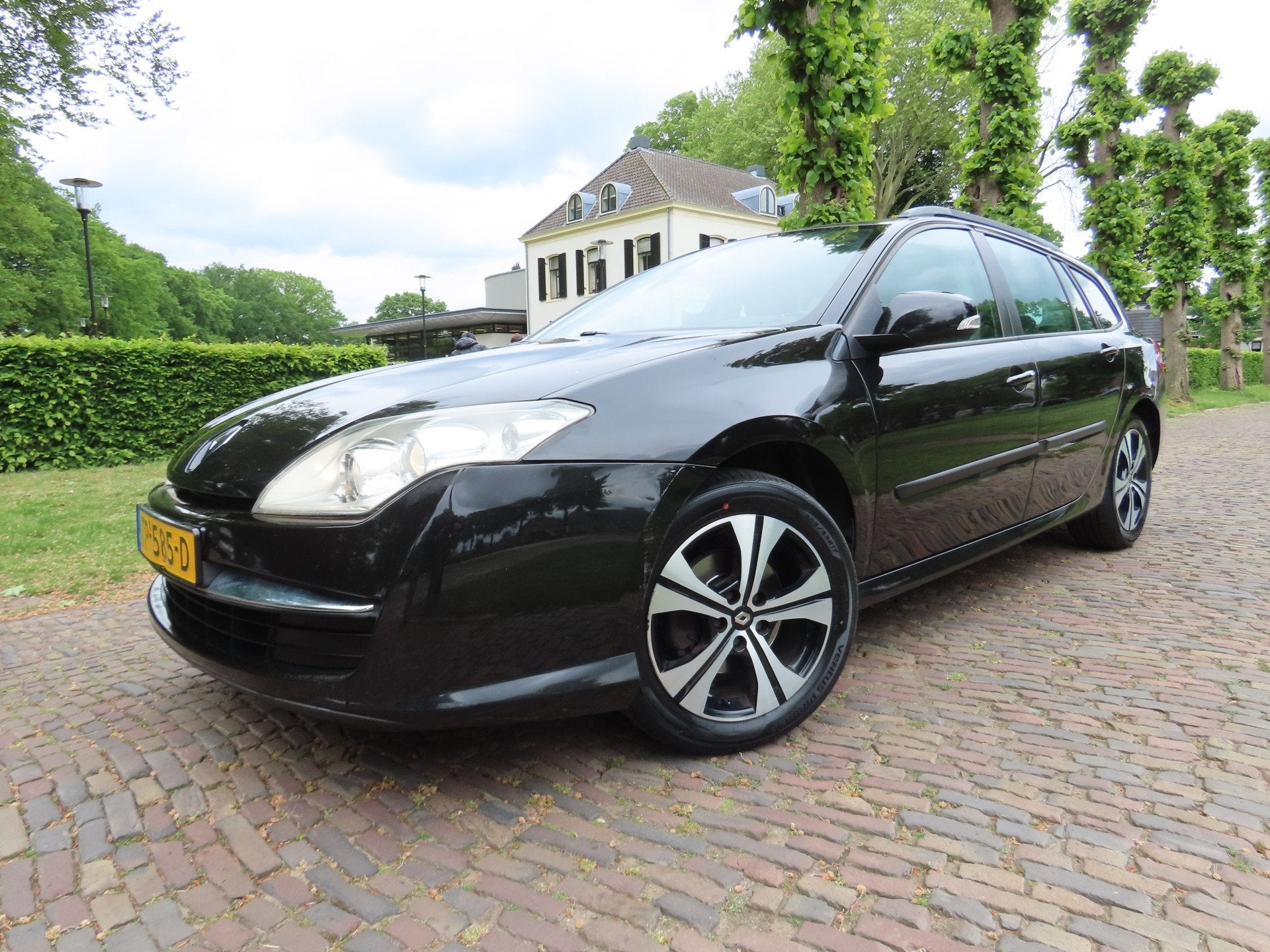 Renault Laguna Estate 2.0 16V Corporate Ecc Xenon Pdc Lm Vel, Auto's, Renault, Laguna, 4 cilinders, Zwart, 1365 kg