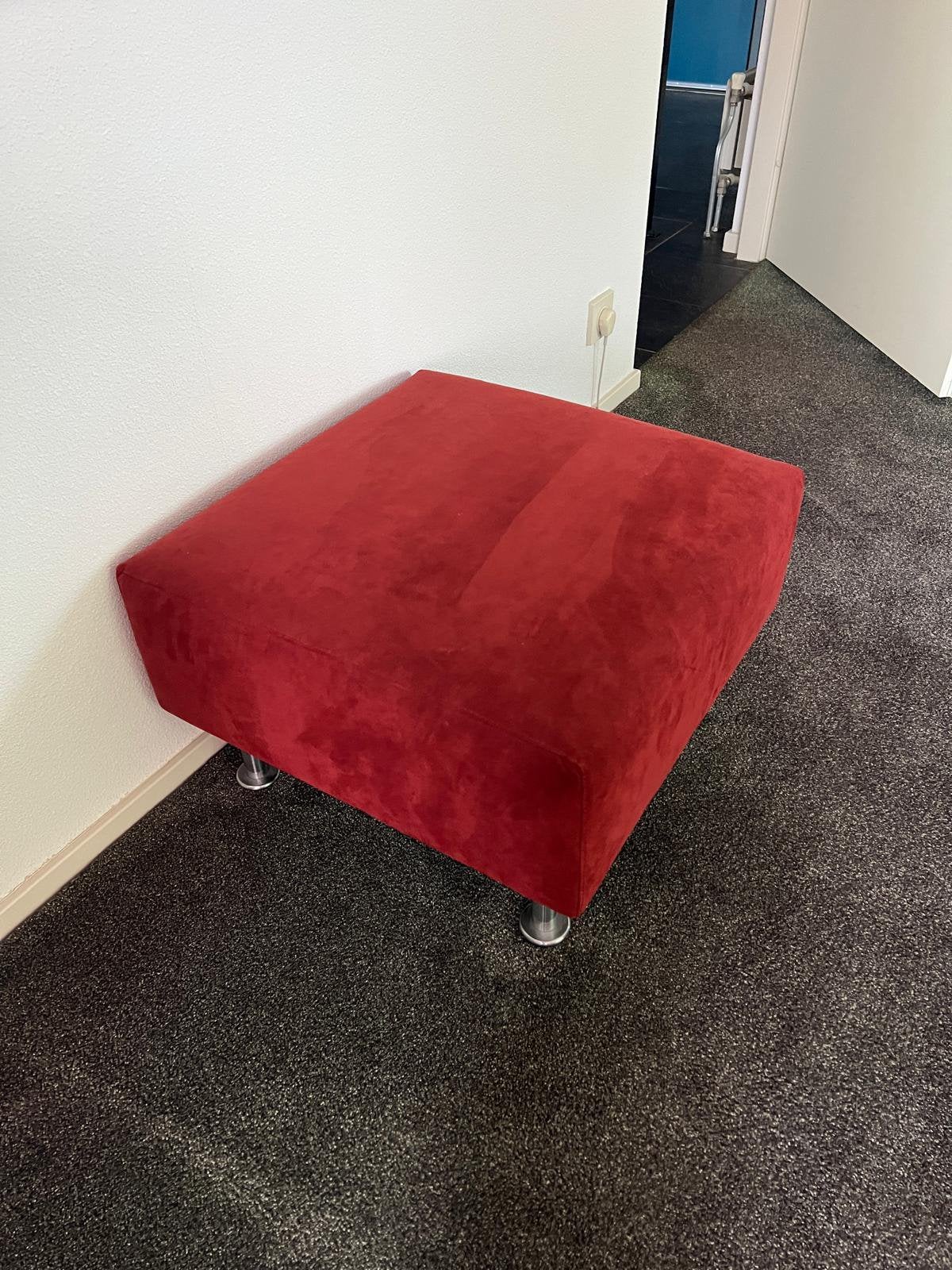 Leolux hocker / poef rood 60x60 cm + bijpassend kussen, Ophalen, 50 tot 75 cm, Zo goed als nieuw, Stof