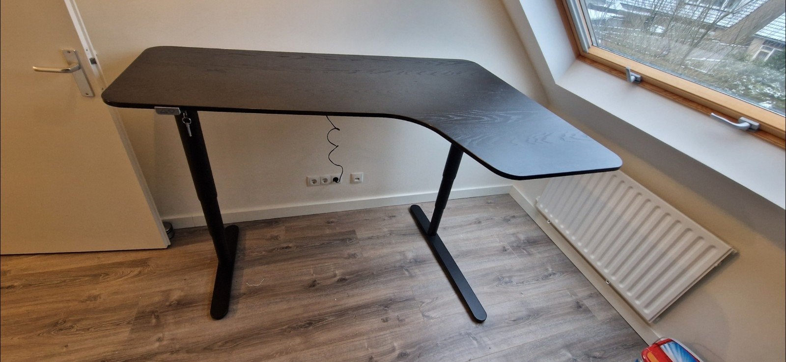 IKEA Bekant Elektrisch Verstelbaar Zit/Sta Hoekbureau, Ophalen, Spaanplaat of MDF, Zo goed als nieuw, IKEA
