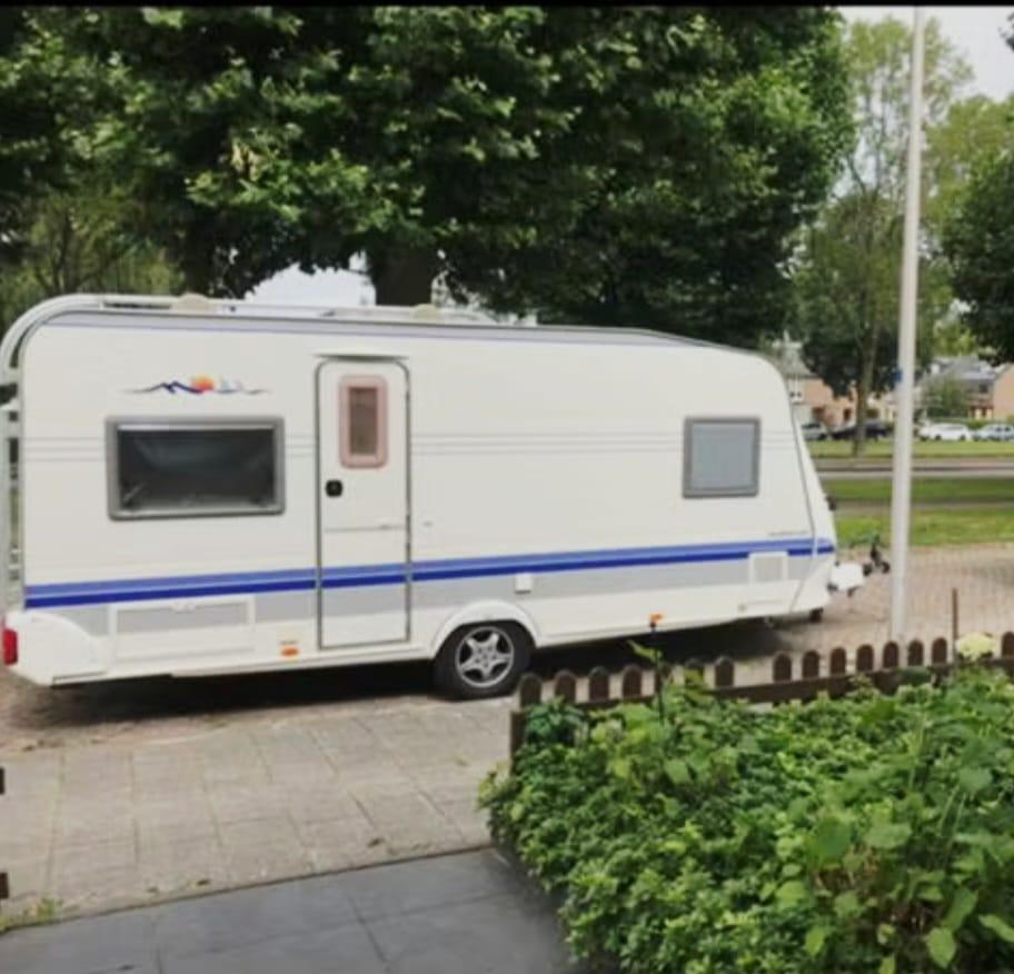 Hobby excellent Easy 495 (2005)zeer compleet, Vast bed, Rondzit, Hobby, Koelkast