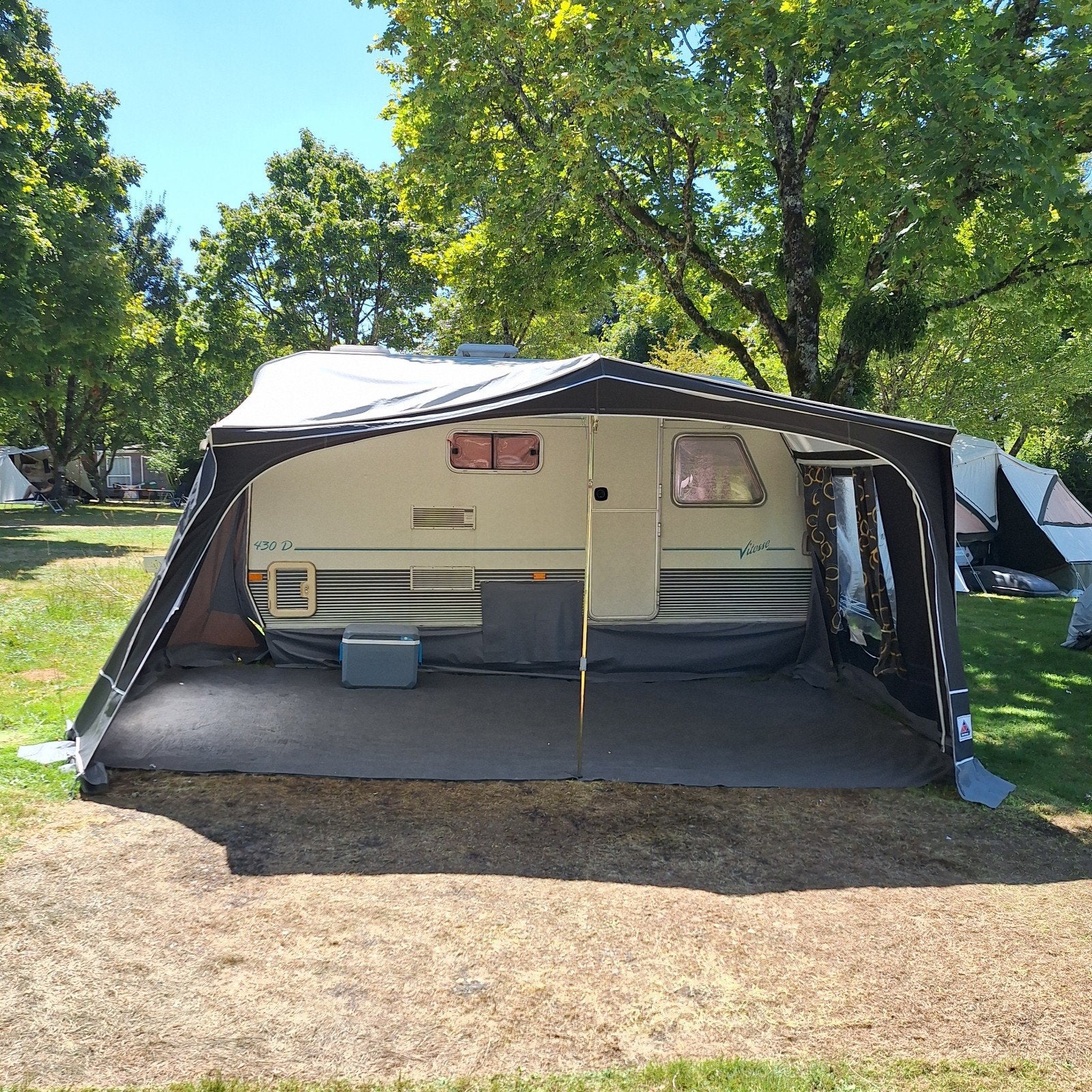 Beyerland Vitesse uit 1992 gepimpt, Caravans en Kamperen, Caravans, Vast bed, Treinzit, Particulier, 4 tot 5 meter