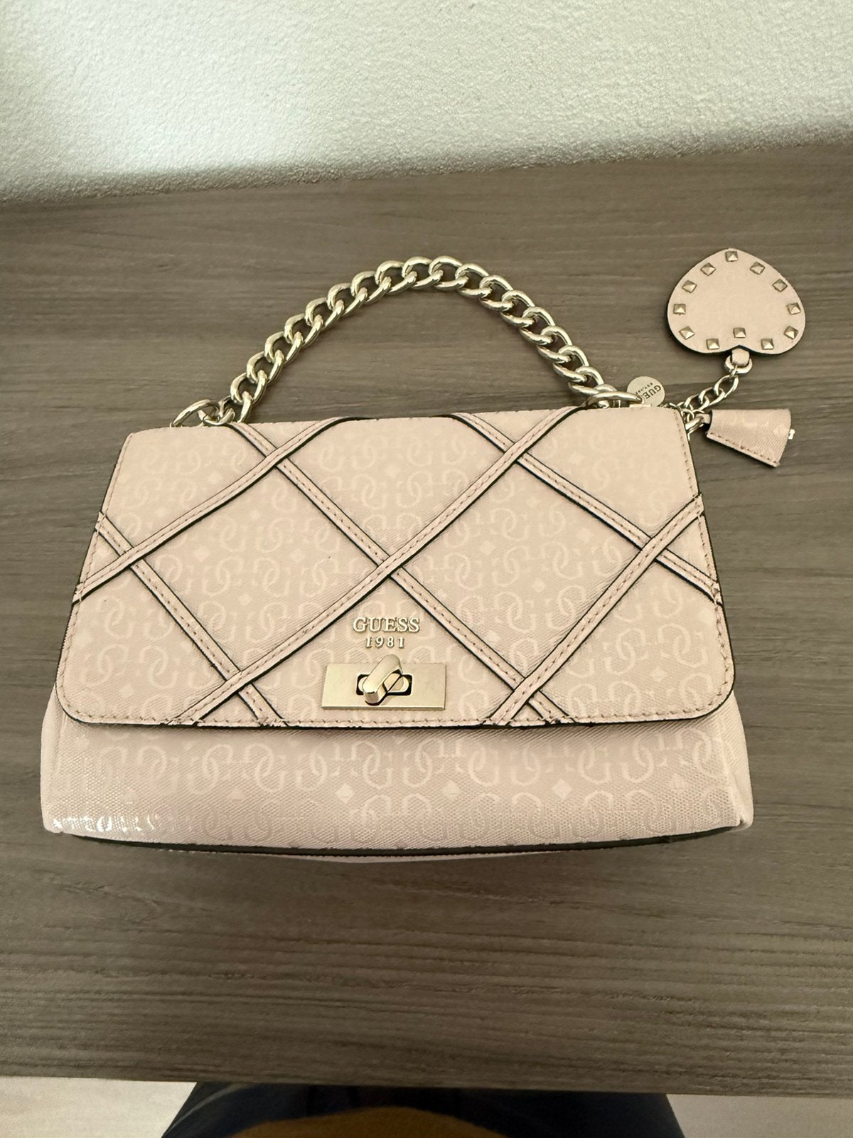 Guess Handtasje Roze met Gouden Ketting prıjs € 95.00, Ophalen of Verzenden, Zo goed als nieuw, Roze, Schoudertasje
