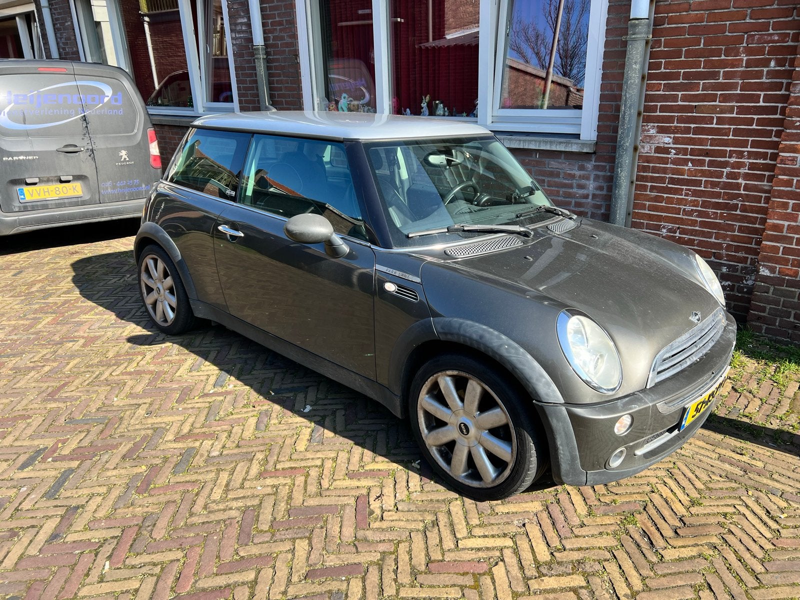 Mini 1.6 16V Cooper 2005 Grijs, Voorwielaandrijving, 4 cilinders, 4 stoelen, 14 km/l