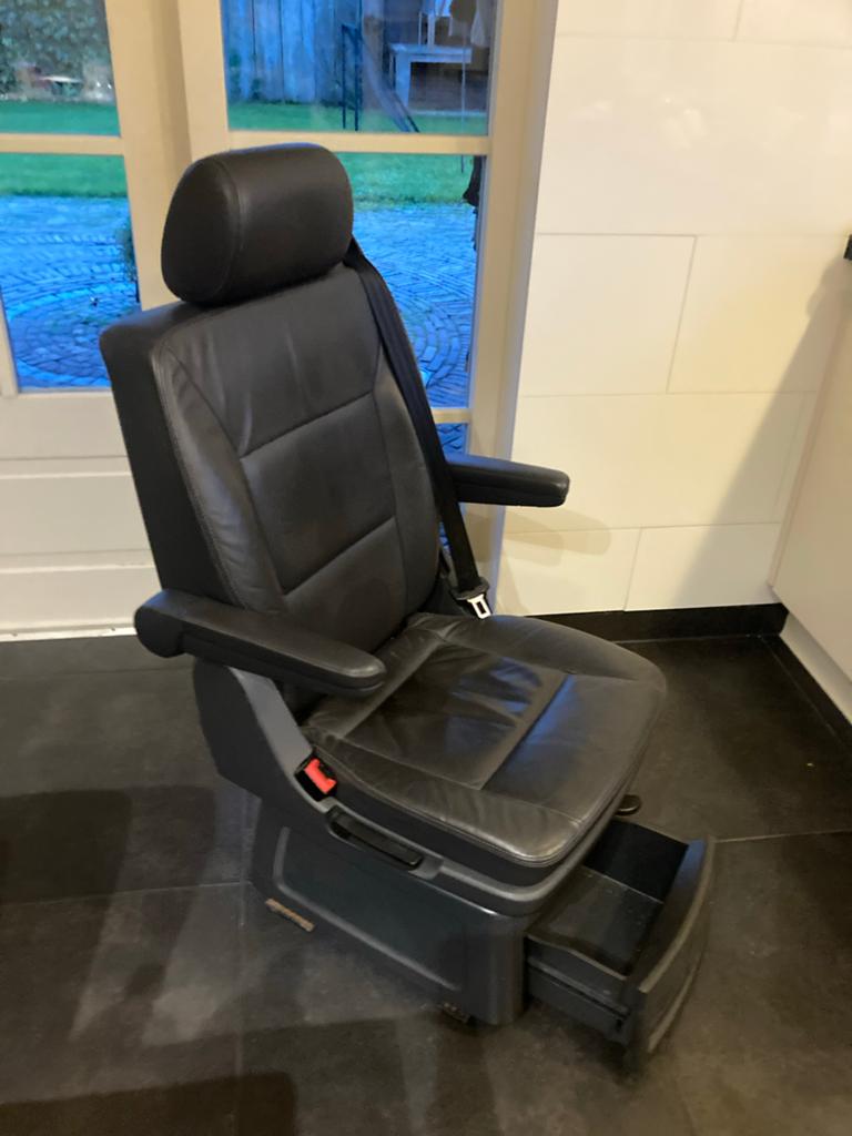 Volkswagen Multivan Stoel - Zwart Leer met Armleuningen, Auto-onderdelen, Interieur en Bekleding, Ophalen, Gebruikt, Volkswagen