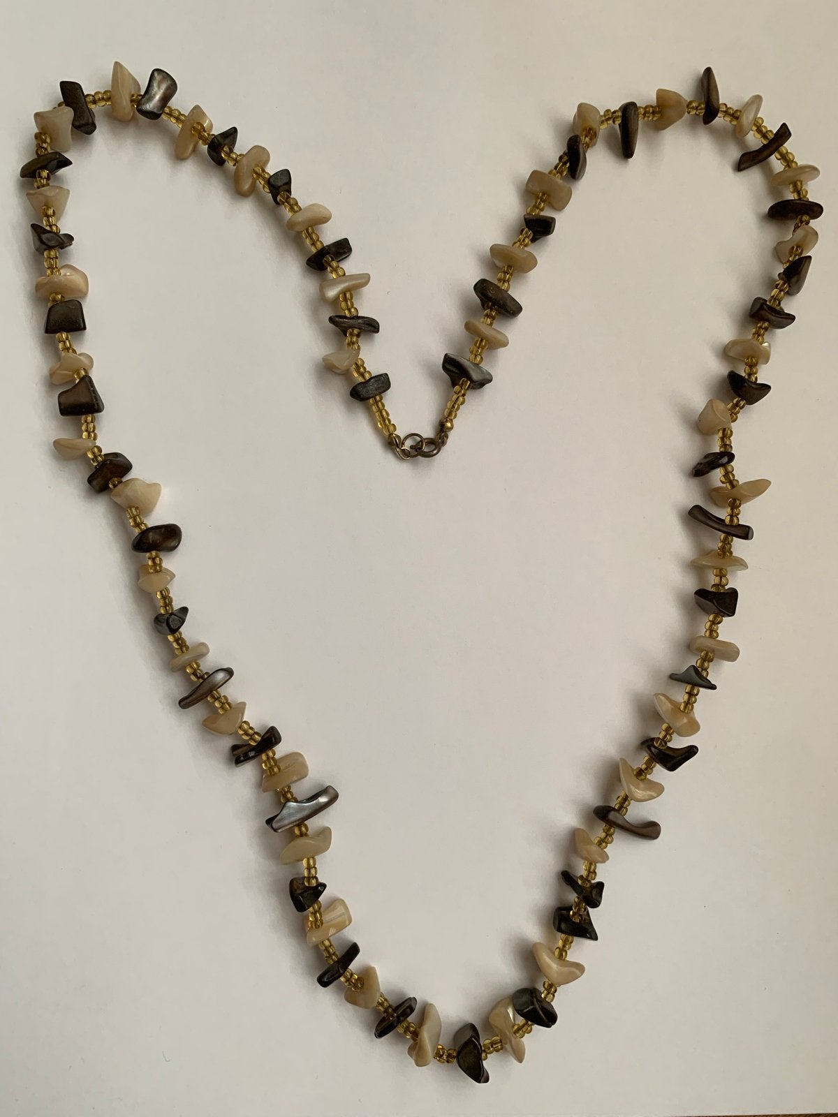 Stijlvolle ketting met natuurlijke schelpstukjes, Sieraden, Tassen en Uiterlijk, Kettingen, Ophalen of Verzenden, Zo goed als nieuw