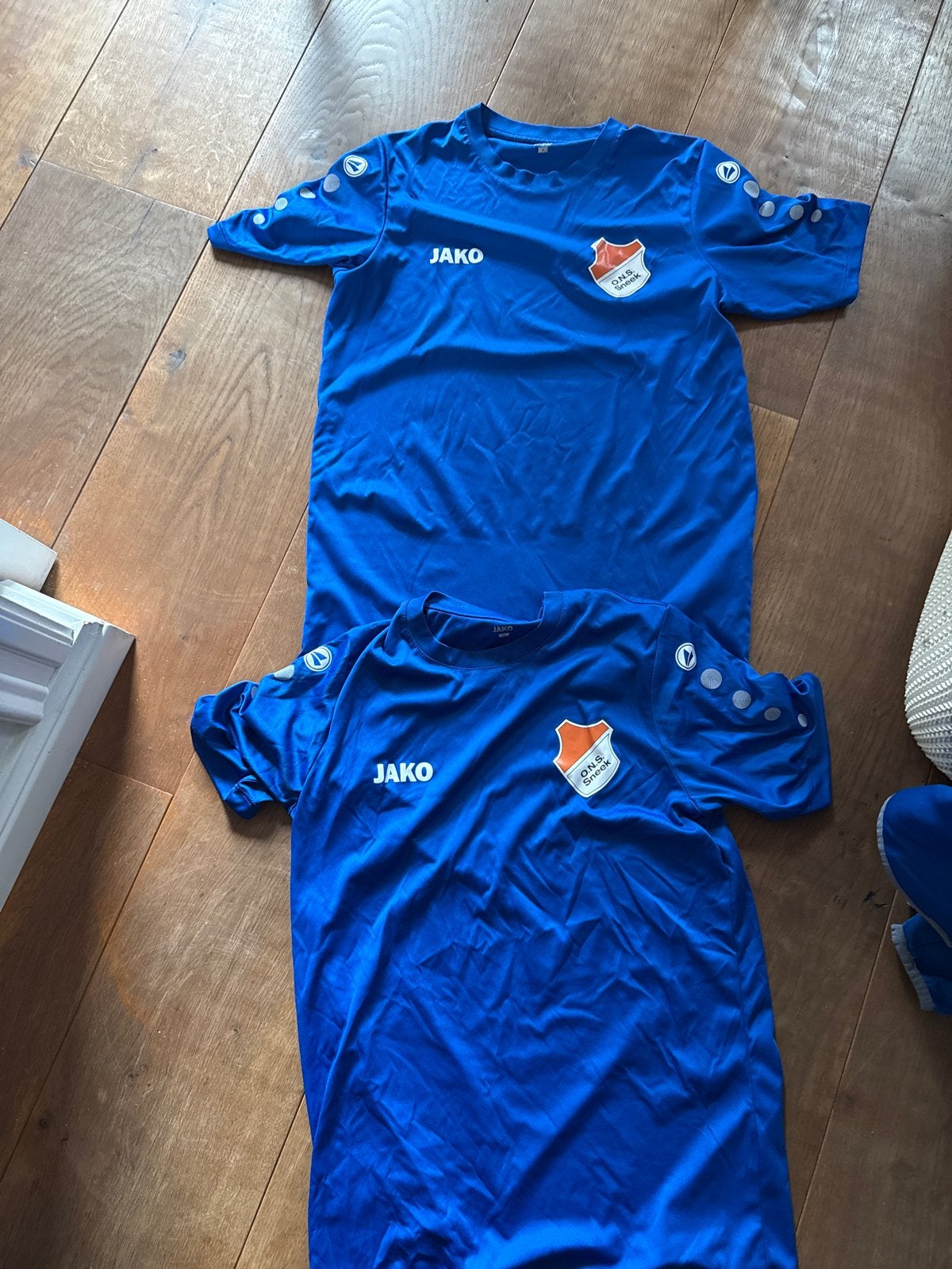 Jako O.N.S. Sneek voetbalshirts - 2 stuks maat s, Maat 52/54 (L), Blauw, Ophalen of Verzenden, Zo goed als nieuw