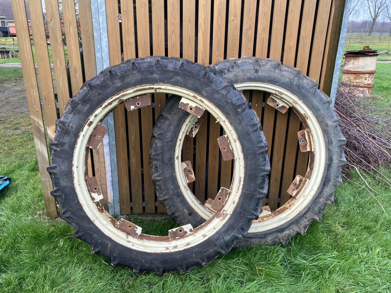 2 Sets 9,5R44, 2 Sets 8,3R44 Michelin en Kleber + set 9,5R42, Ophalen