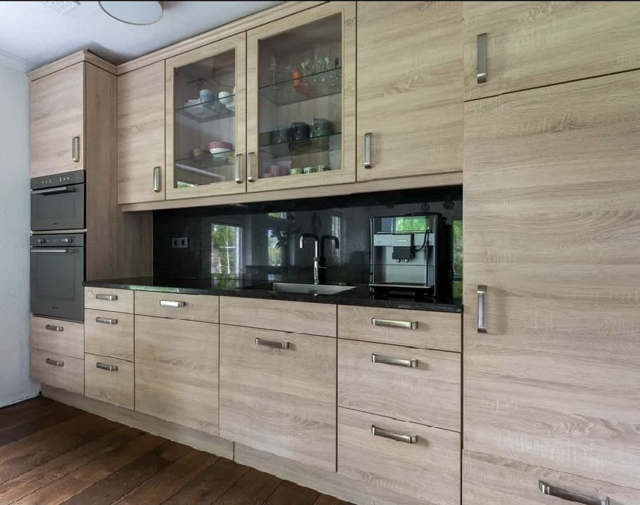 Moderne keuken met eiland en inbouwapparatuur, Ophalen, Gebruikt, Bruin, Graniet of Steen