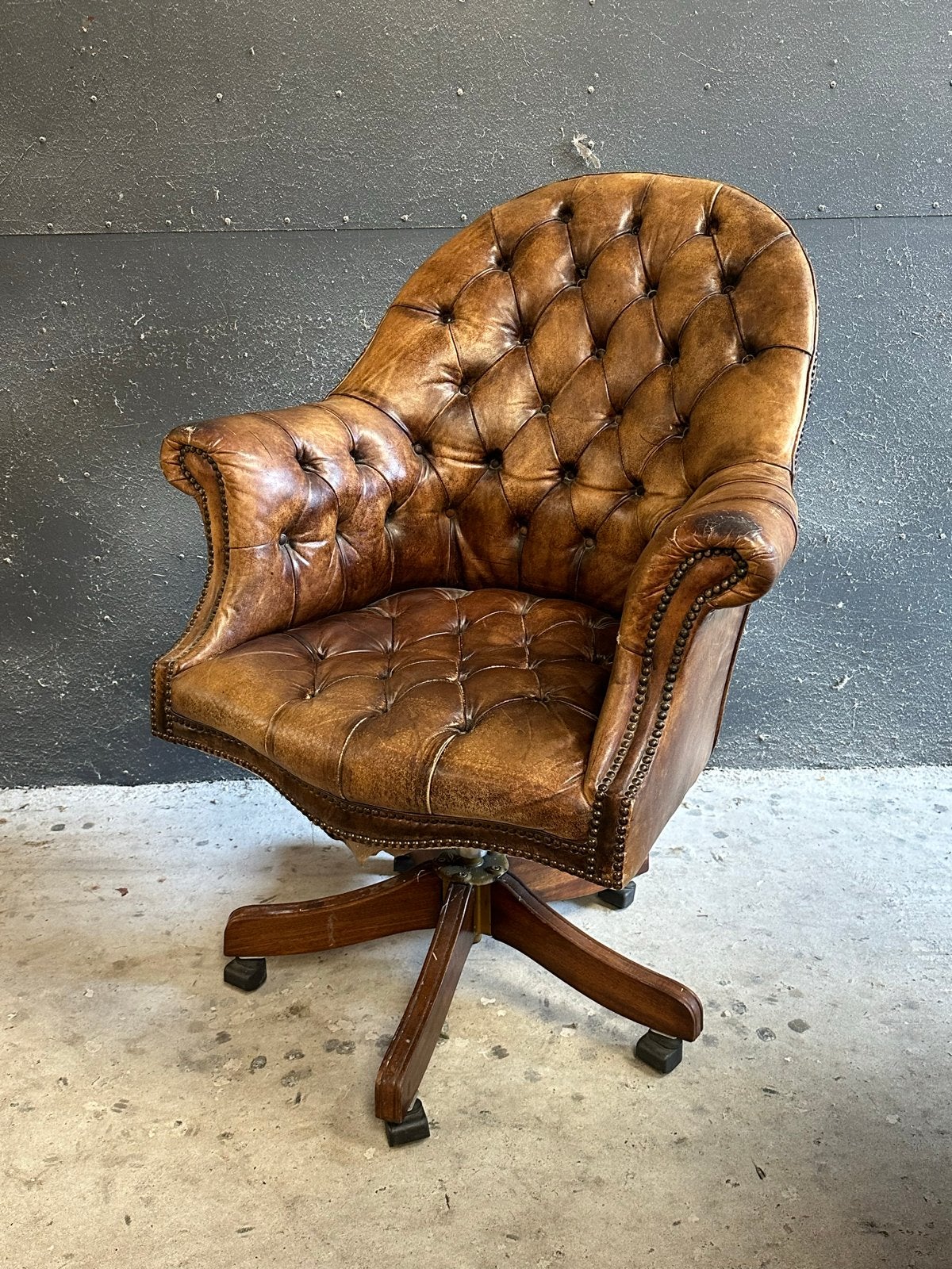 Vintage Engelse Leren Bureaustoel leeftijdsporen mooi patina, Ophalen