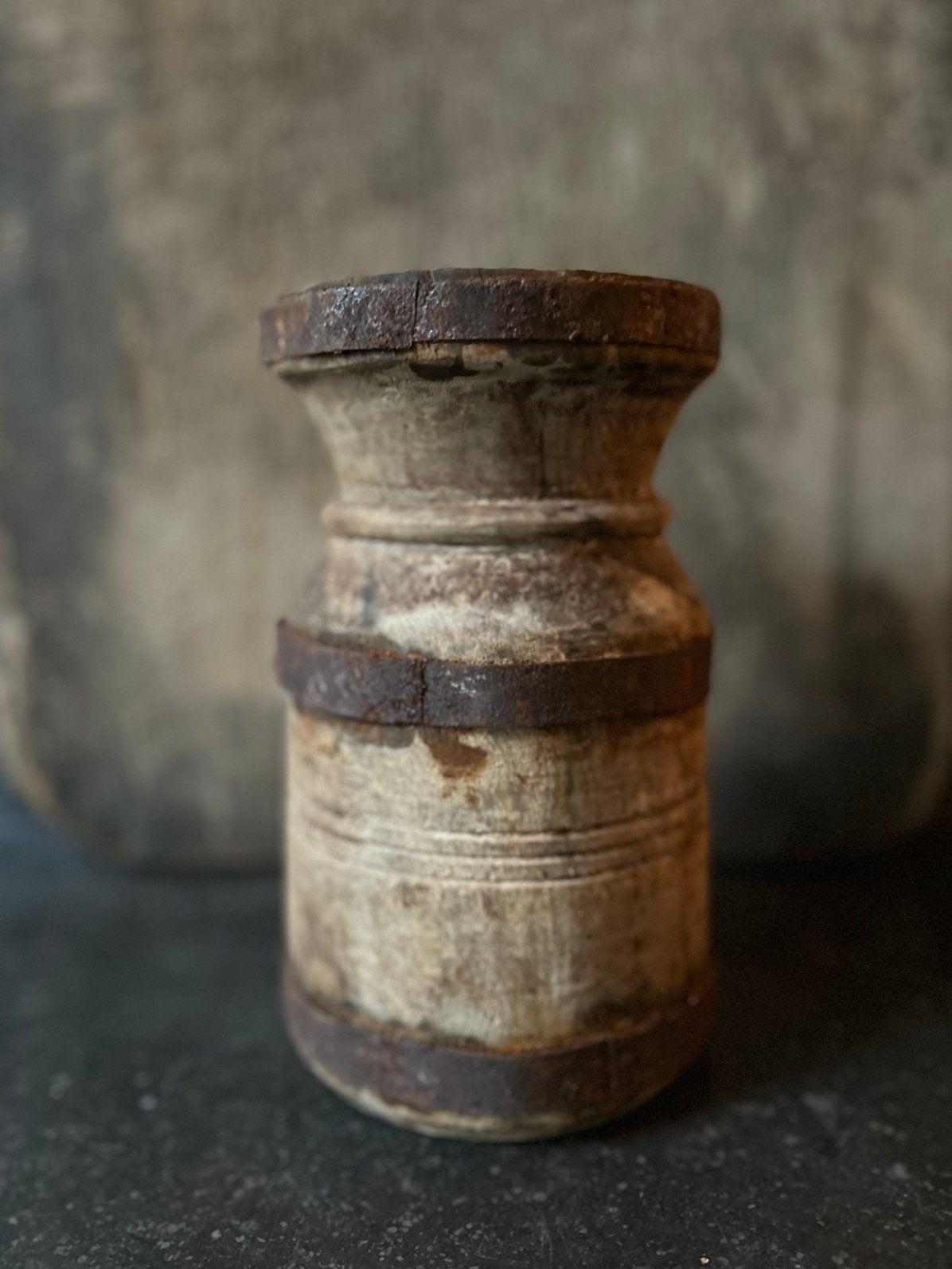 Robuuste houten ijzeren klos kandelaar India oosters sober, Ophalen of Verzenden