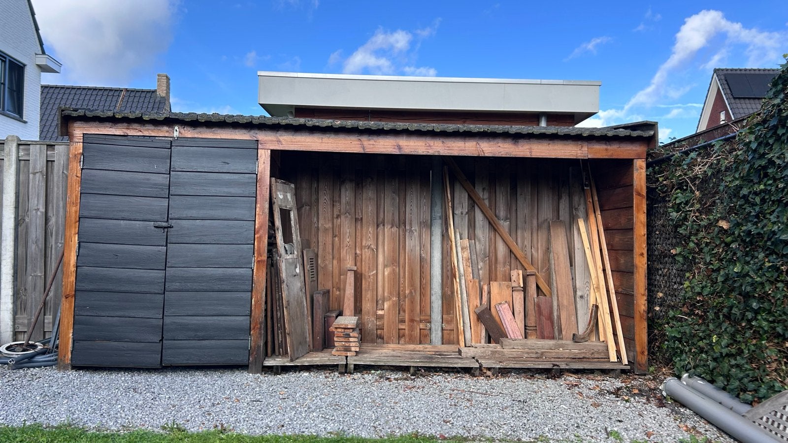 Houten berging met containeropslag en houtopslag, Ophalen, Gebruikt, Hout, Containerberging