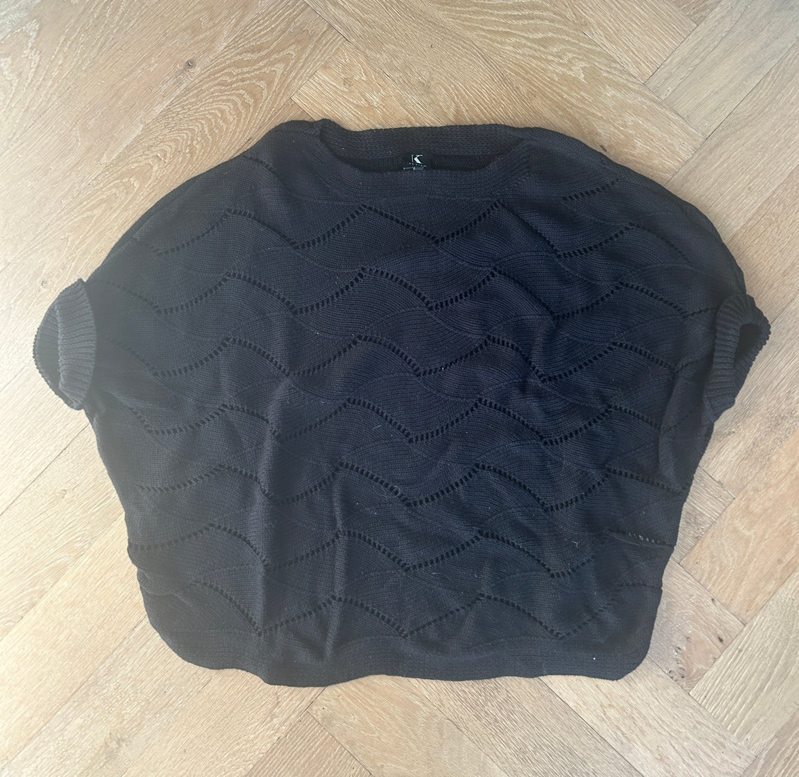 K-design dames zwart truitje met vleermuismouw maat 2, Ophalen of Verzenden, Zo goed als nieuw, Maat 38/40 (M), Zwart