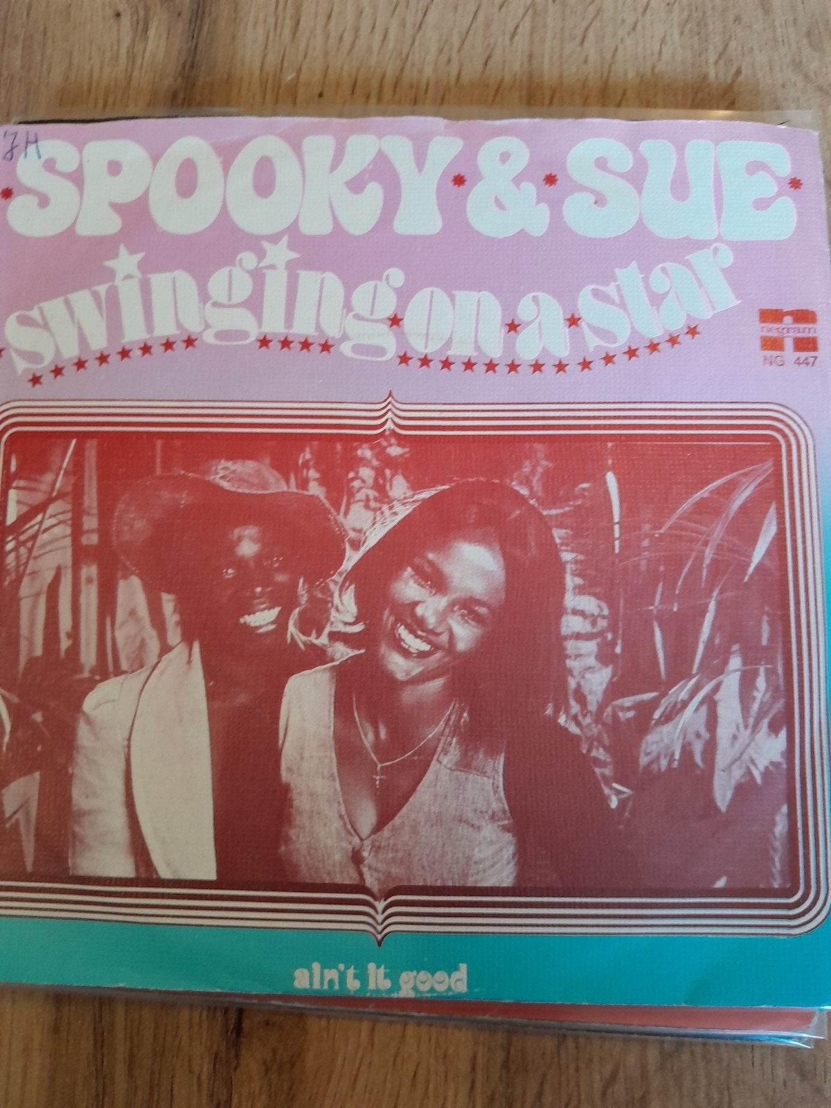 spooky & sue 7inch swinging on a star, Ophalen of Verzenden, Zo goed als nieuw, Pop