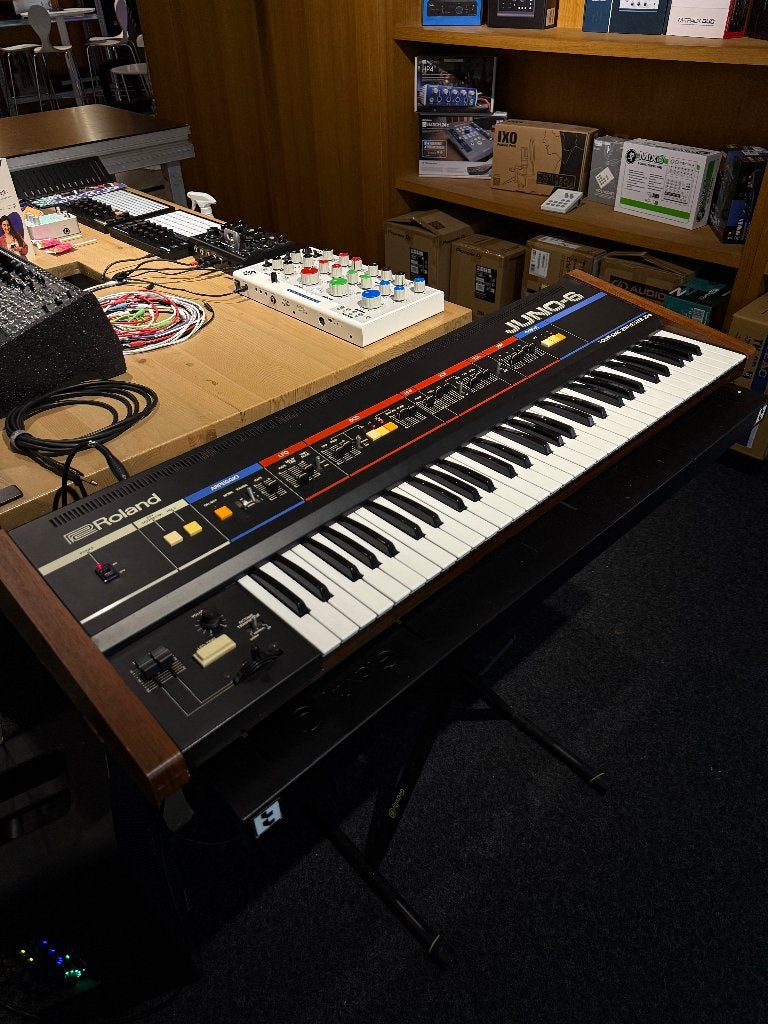 Roland Juno 6 with flightcase, Ophalen of Verzenden, 61 toetsen, Roland, Met koffer of flightcase