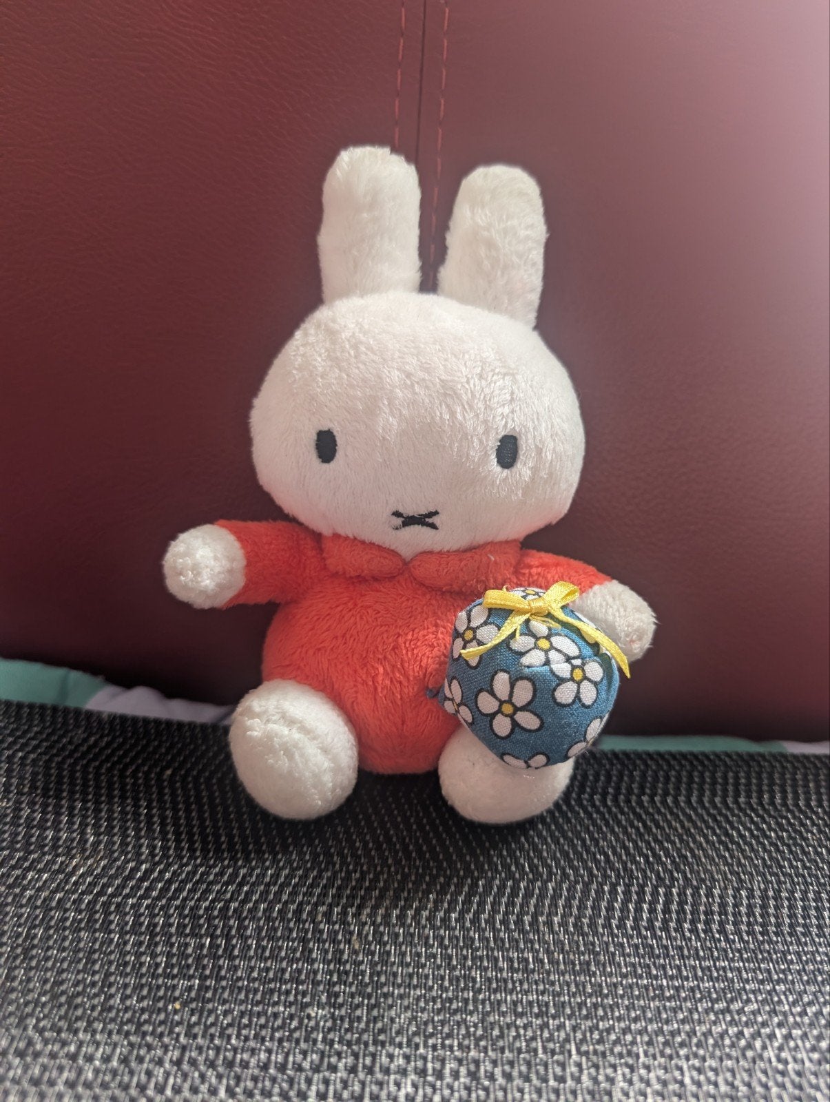 Nijntje knuffel in rood pakje met tasje, Gebruikt, Verzenden, Konijn, Nijntje