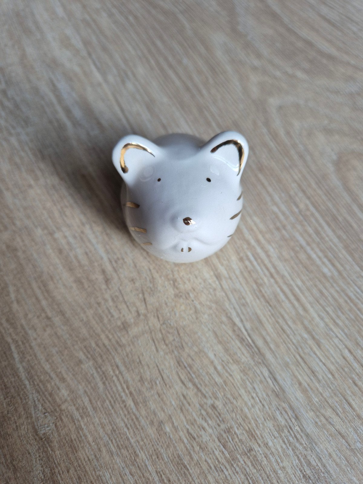 Schattig wit keramisch muisje met gouden details, Verzamelen, Ophalen of Verzenden, Gebruikt, Overige soorten, Beeldje of Figuurtje
