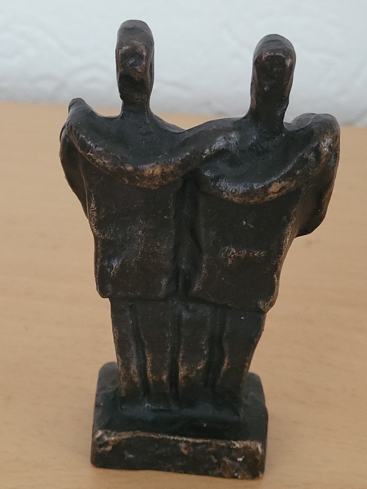 Bronzen beeldje van twee omhelzende figuren, Groep mensen, Gemerkt, Minder dan 20 cm, Ophalen of Verzenden