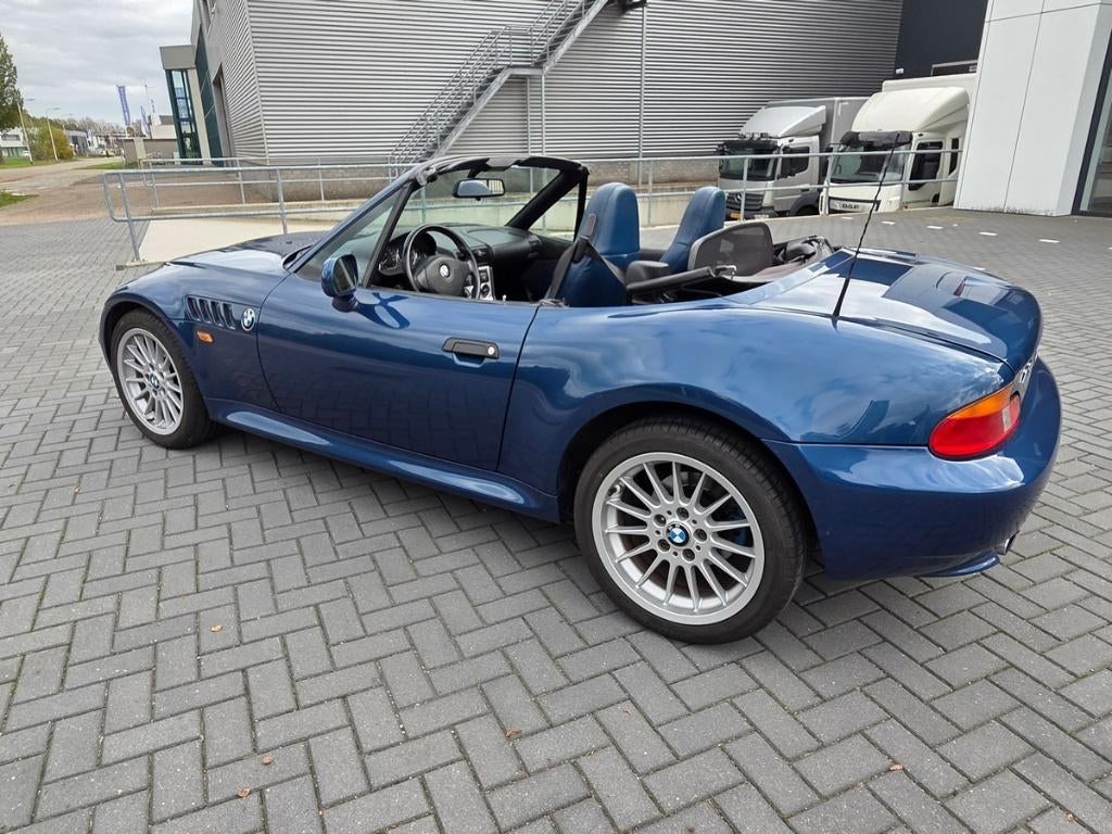 BMW Z3 Topaasblauw metallic nieuw staat 127000 km, Metallic lak, 65 €/maand, Achterwielaandrijving, Zwart
